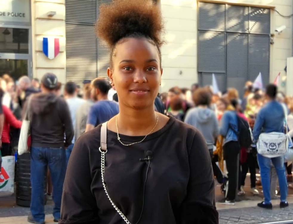 LA POLICE ATTAQUE LE PIQUET DES FEMMES DE CHAMBRE