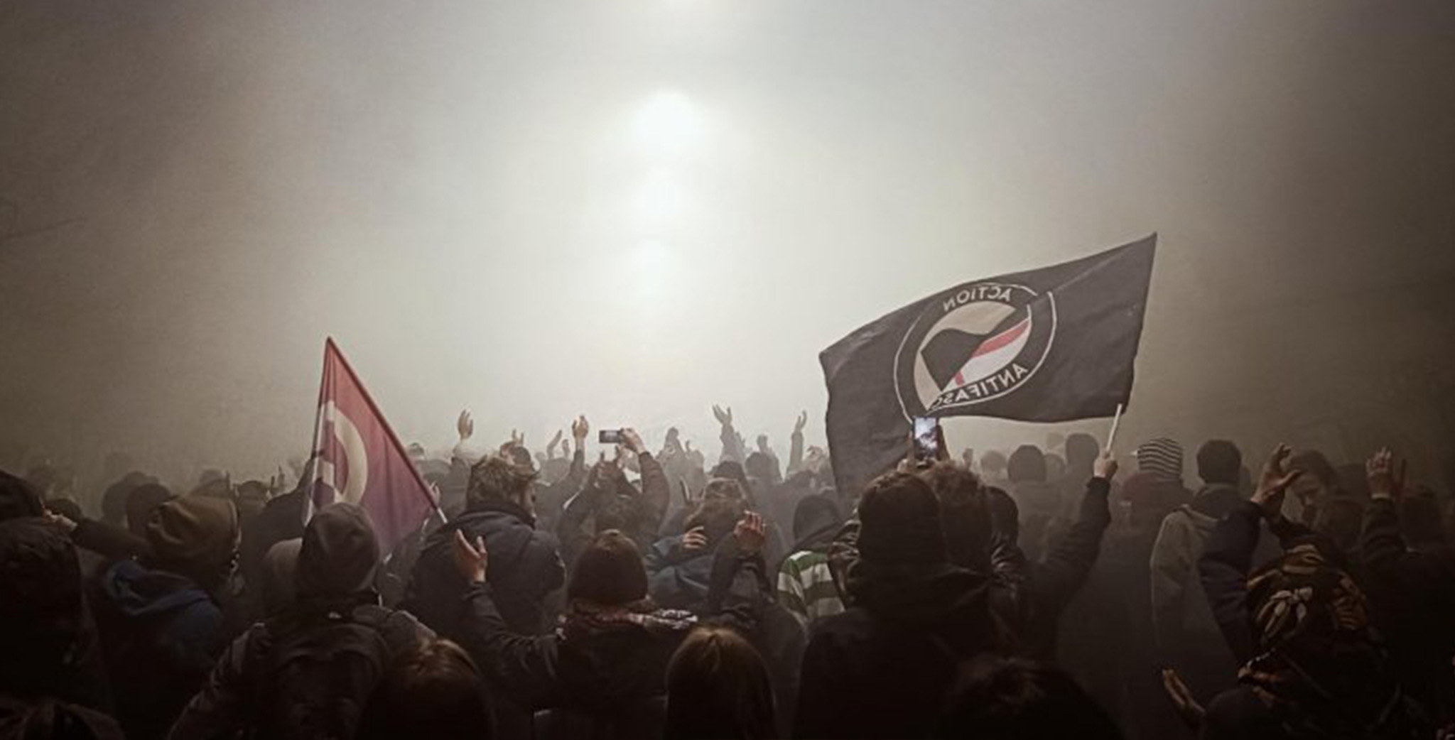 Manifestation anti fasciste à Marseille - Drapeaux et foule dans le tunnel