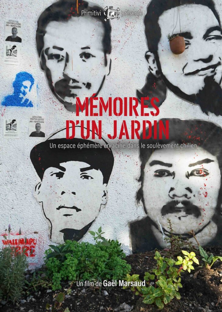 Titre du film Mémoires d'un jardin en rouge. Avec des plantes au sol et de la terre sur un mur blanc quatre portraits au pochoir noir de personnes tué par la police et les militaire au Chili.