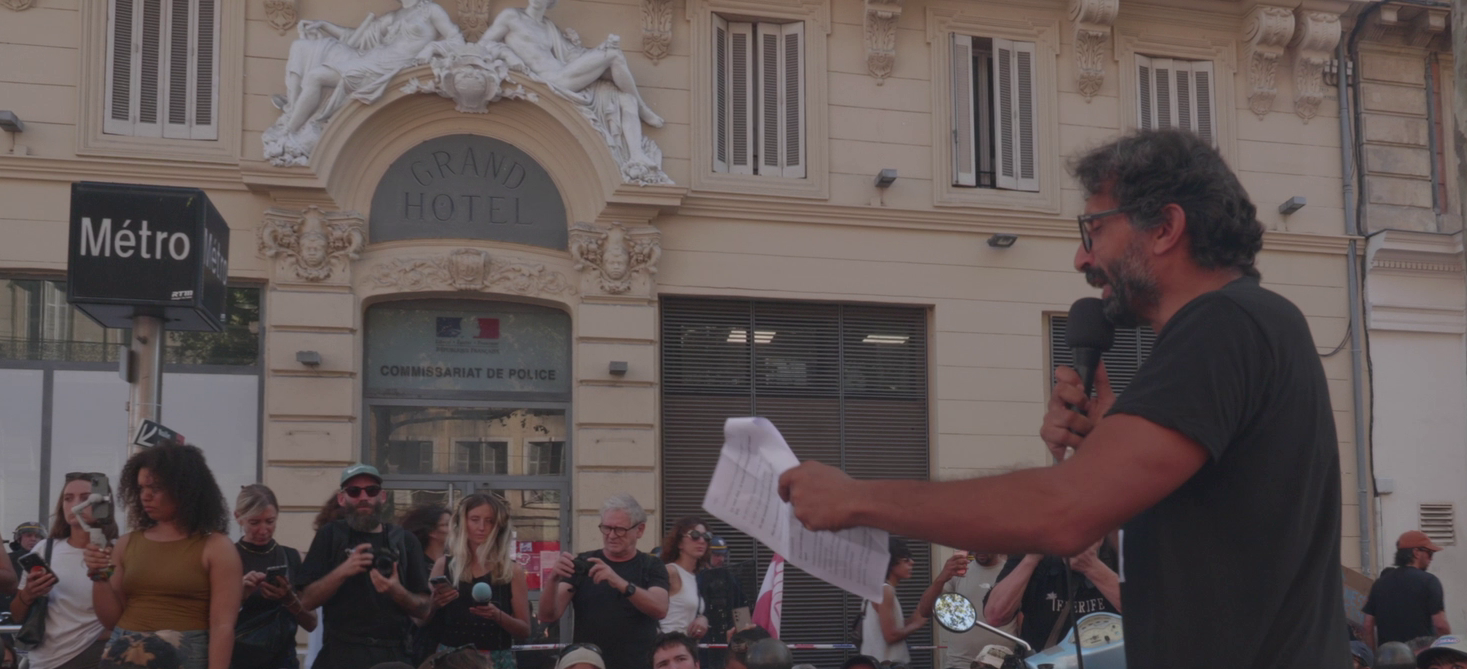 Face au commissariat